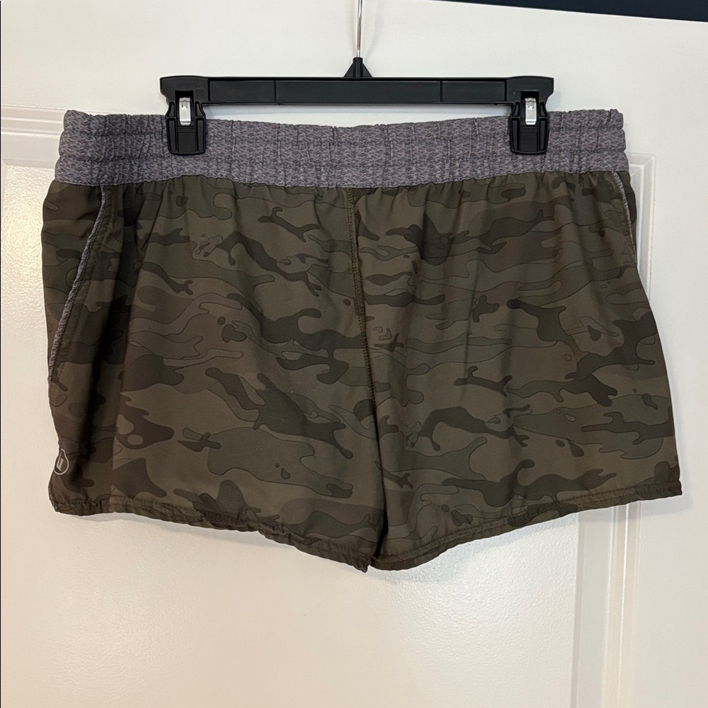 Vuori Shorts - Picture 2 of 7